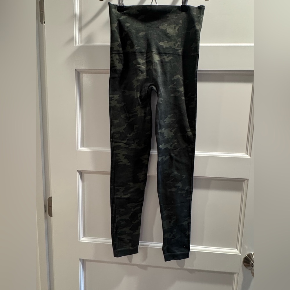 *NEVER WORN* Spanx Green Camo Leggings